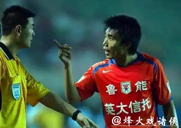 不少人觉得谭望嵩作为国青队员年纪轻轻就在冠城打主力，身价不该只有六十四万，冠城工资低收入自然有限导致转会价格难提升成现实困境
